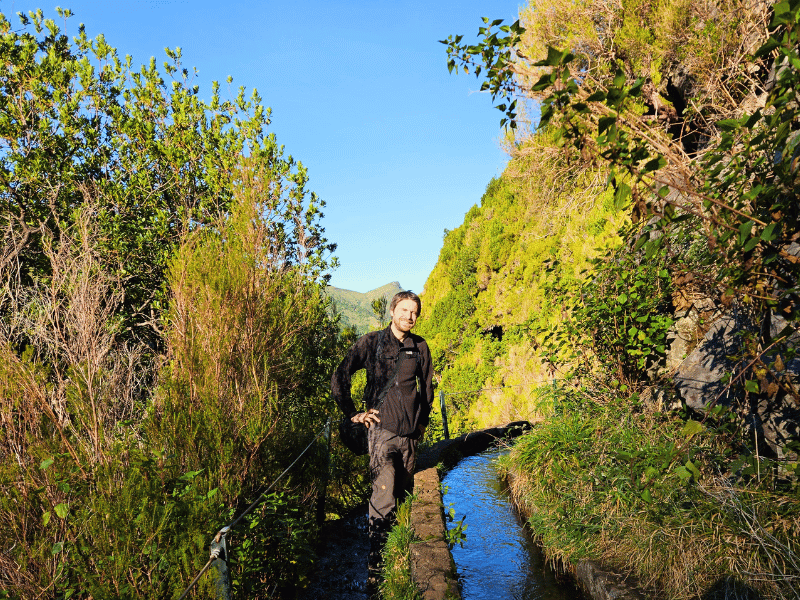 Wanderer an Levada in Madeira