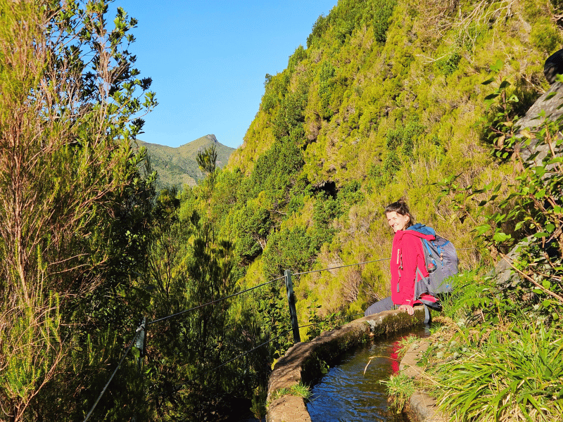 Frau an Levada auf Madeira
