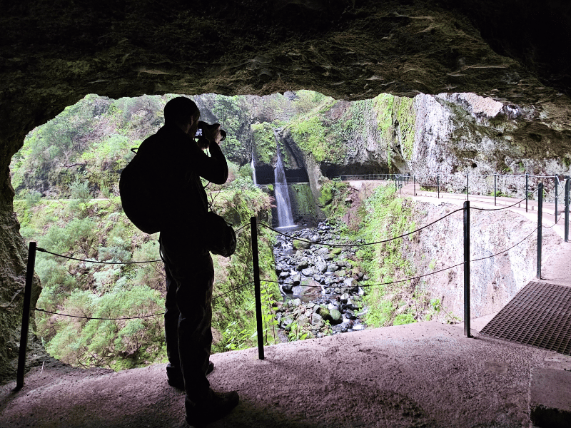 mann vor hoehle in madeira