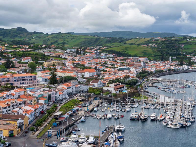 Blick auf die Stadt Horta auf Faial, Azoren
