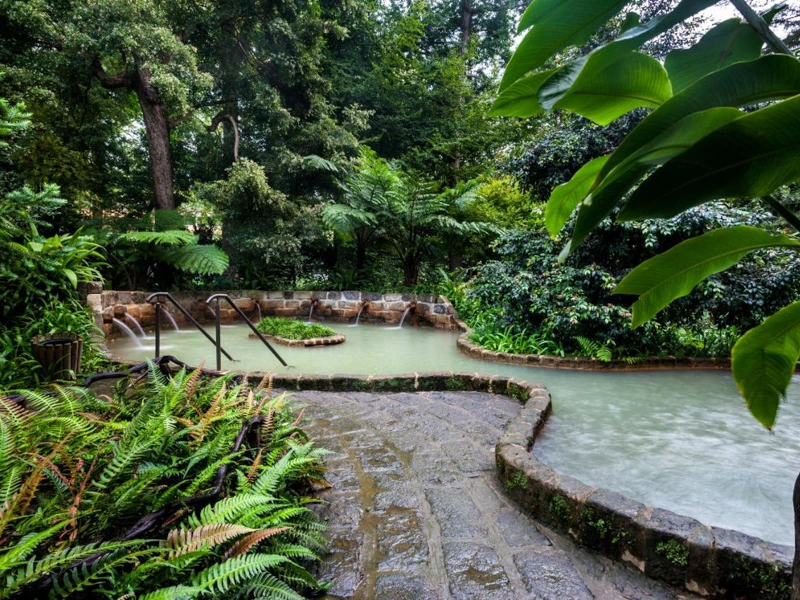 Pool im Spahotel in Furnas