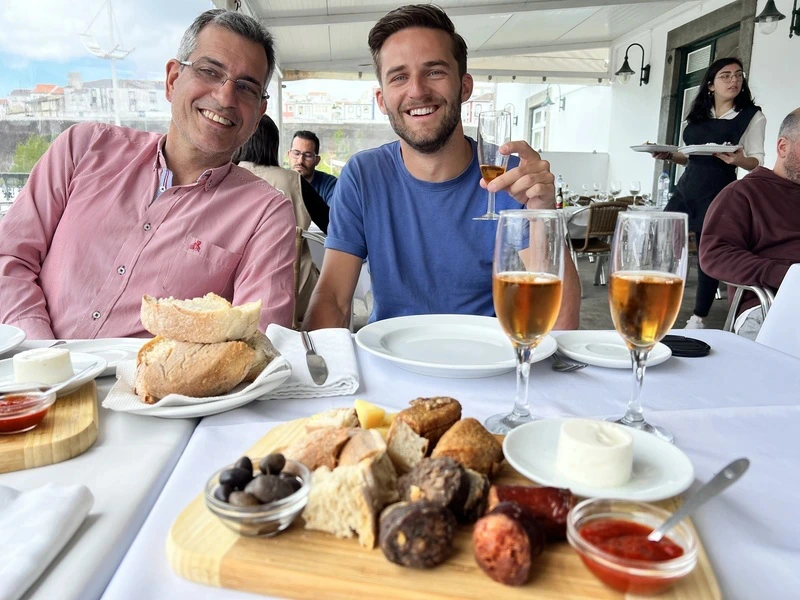 Reisende essen auf den Azoren