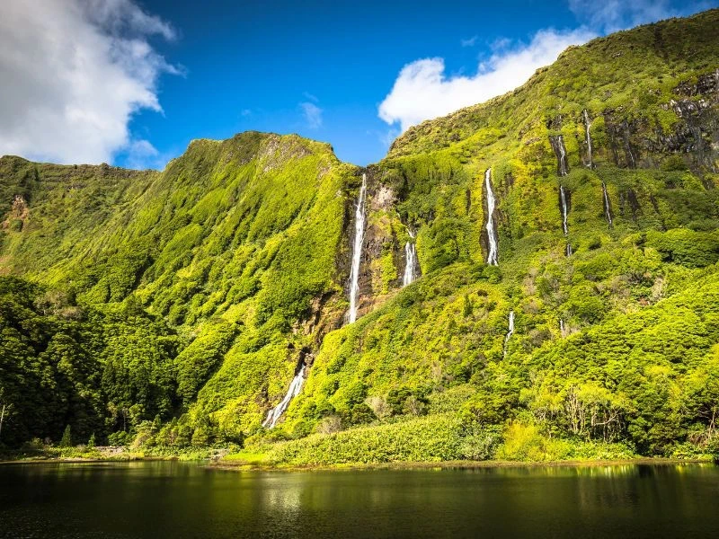 Beeindruckende Wasserfälle auf Flores, Azoren