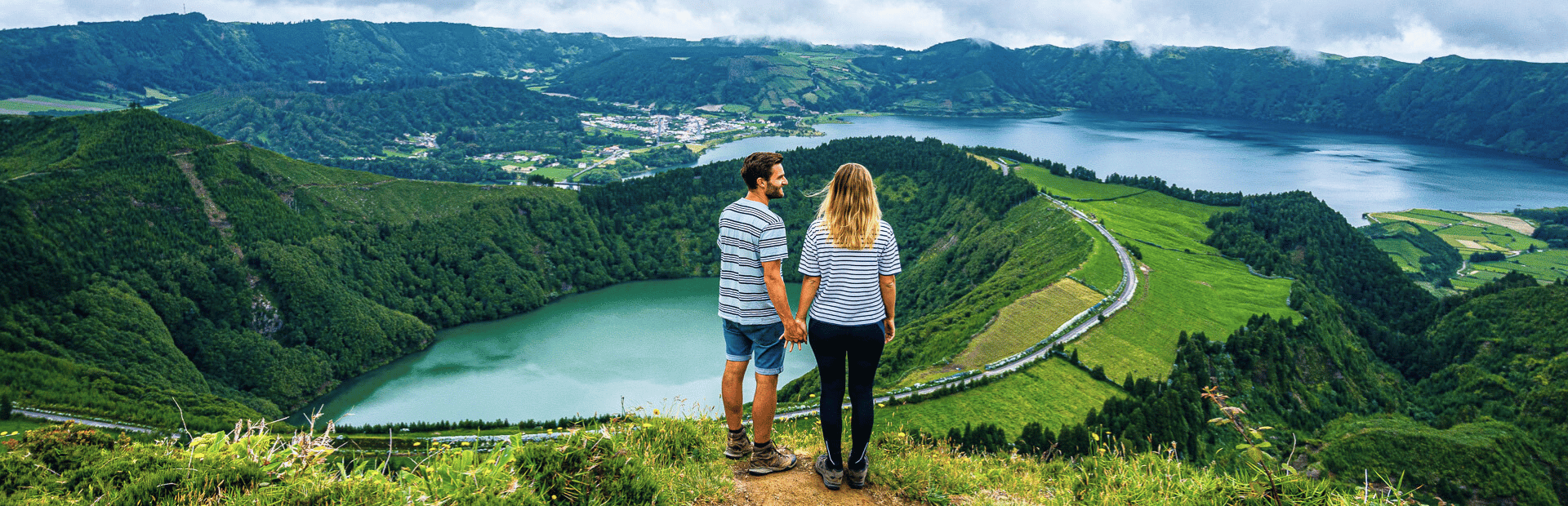 Paar schaut auf Kratersee auf Sao Miguel während ihrer Azoren Rundreise