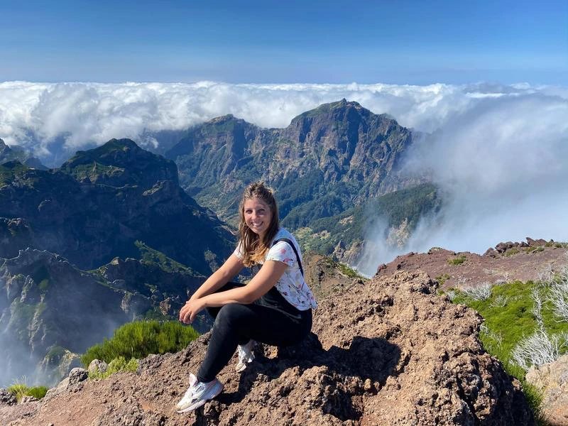Frau auf dem Pico Ruivo auf Madeira
