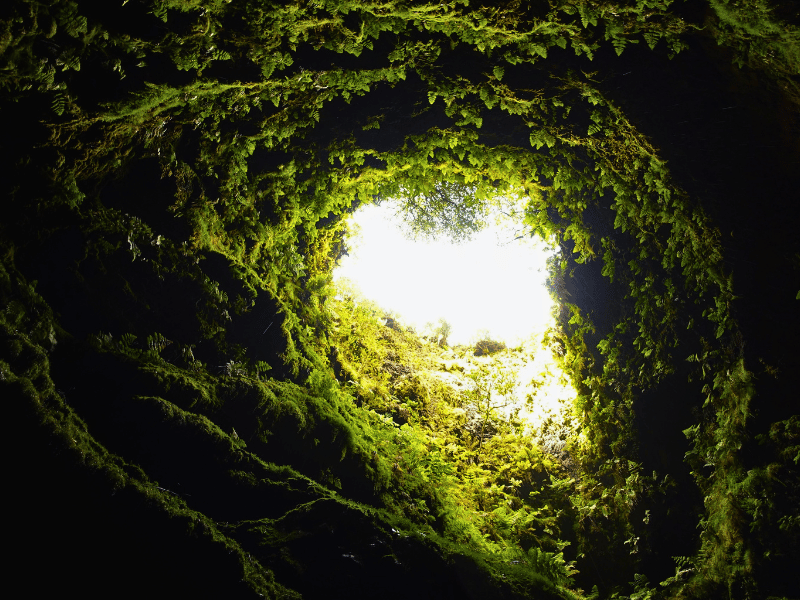 Blick aus Hoehle auf Terceira auf den Azoren
