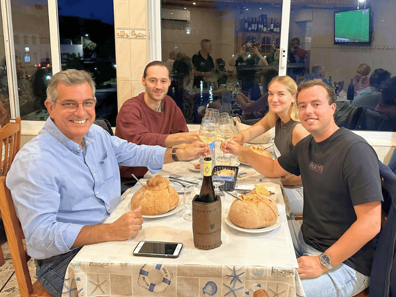 Gruppe beim Essen auf Terceira auf den Azoren