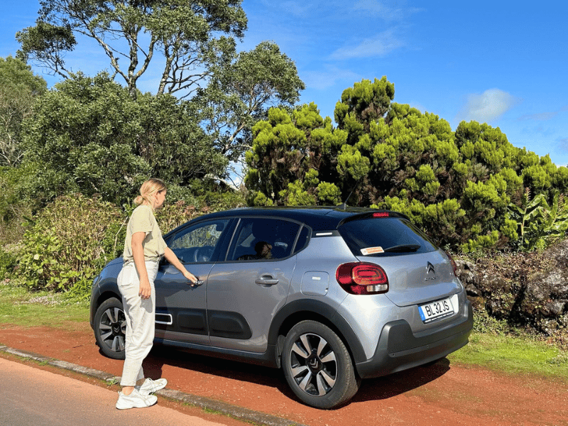 Frau mit Mietwagen auf Terceira auf den Azoren