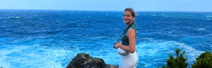 Frau am Aussichtspunkt auf Terceira auf den Azoren