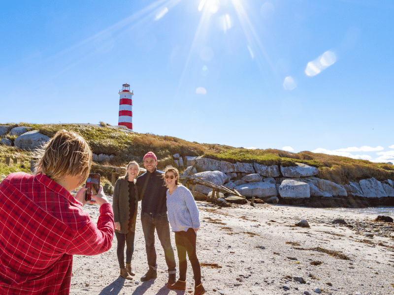 Paar wird vor Leuchtturm in Nova Scotia fotografiert