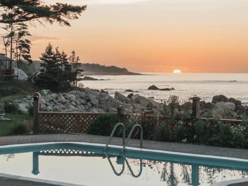 Aussicht auf den Pool und das Meer in Lunenburg, Kanada