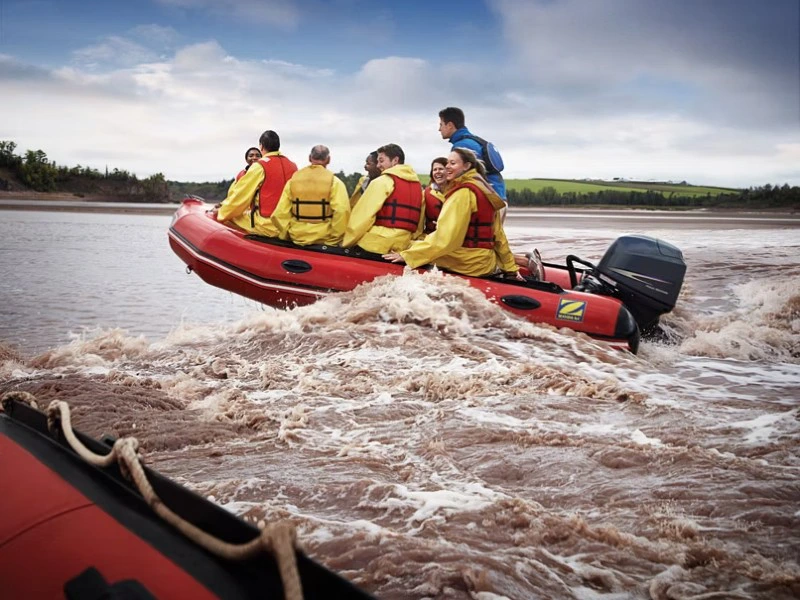 Boot auf den Wellen vor der Küste in Kanada