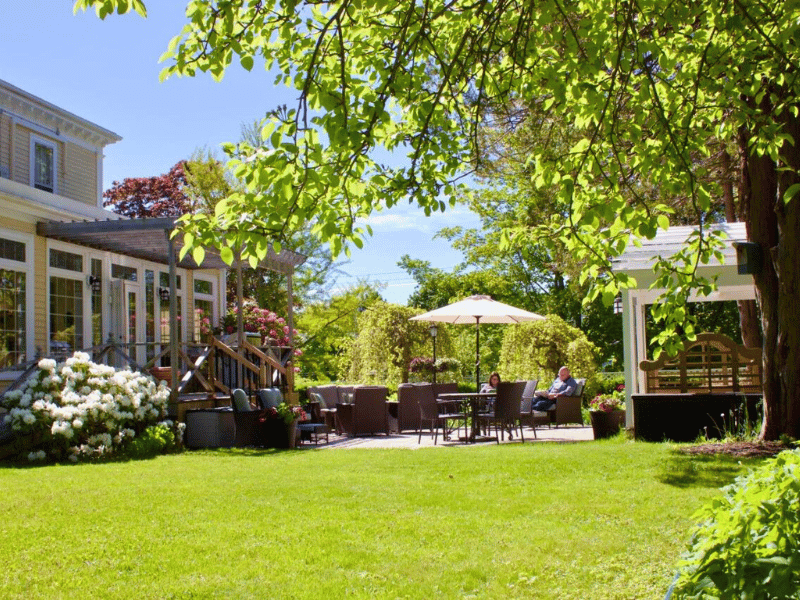 Garten und Terrasse in der Unterkunft in Wolfville