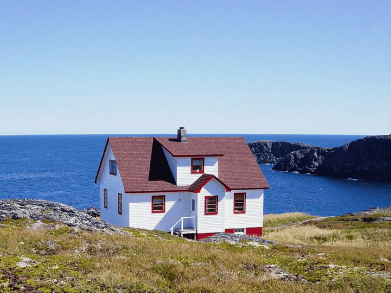 Besondere Lage auf dem Felsen beim Leuchtturm bei St. Anthony´s in Kanada