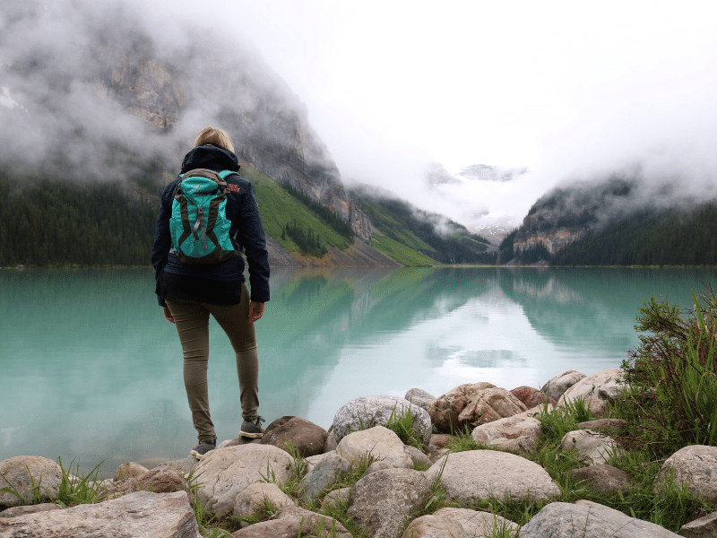 Reisende am Lake Louise bei Banff, Kanada