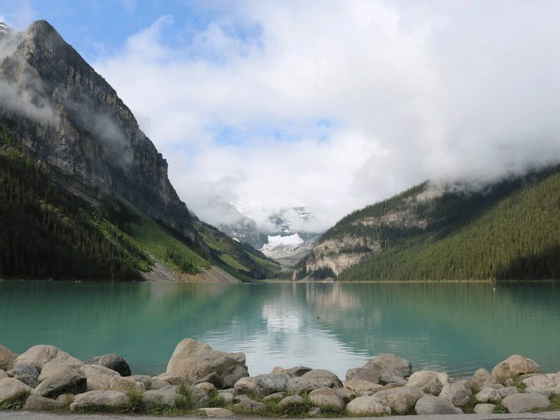 Ufer des Lake Louise in Kanada