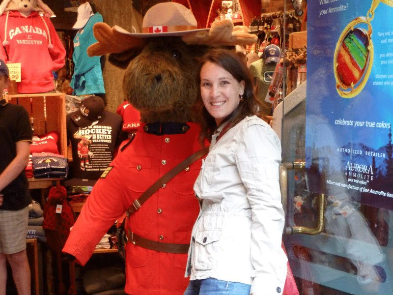 Mountie Elch Stofftier in Lebensgroß in einem Souveniershop in Kanada