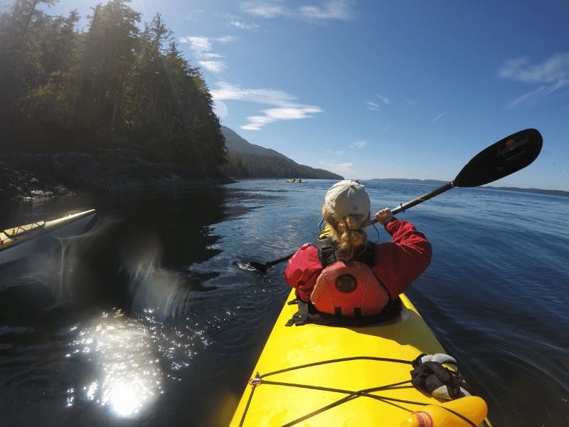 Kanufahrerin auf einem See in Kanada