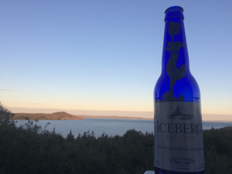 Bier am Aussichtspunkt in Neufundland in Kanada