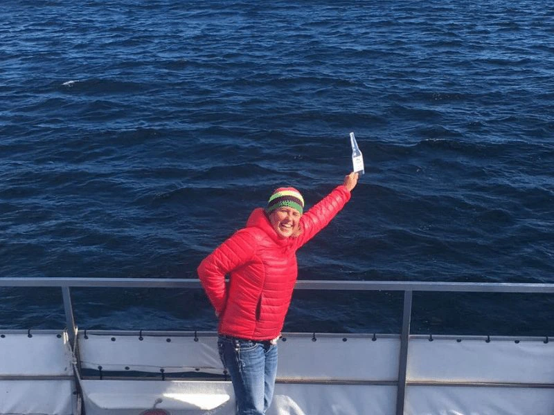 Frau auf einer Fähre in Neufundland