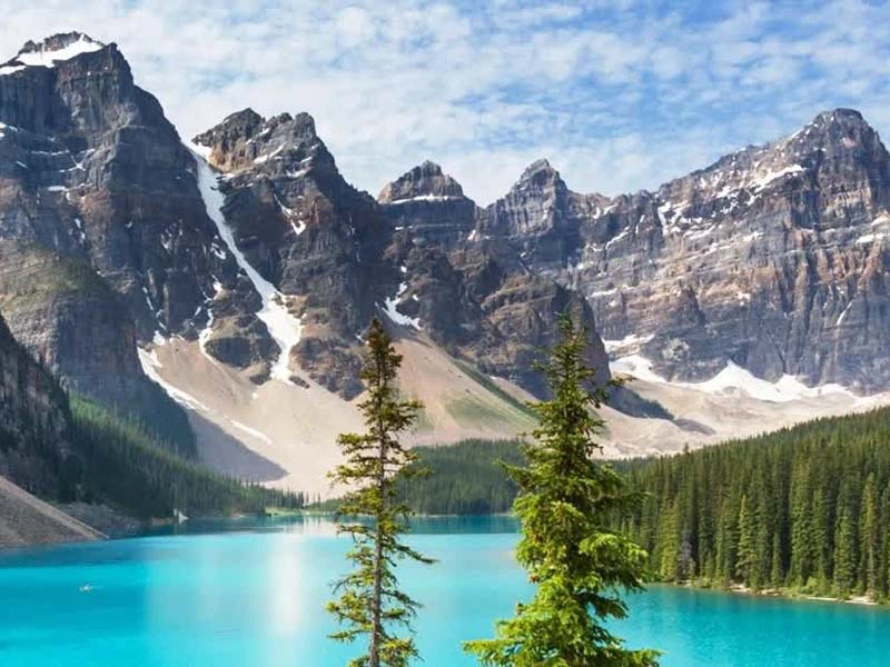Türkisblauer See in den Rocky Mountains, Kanada