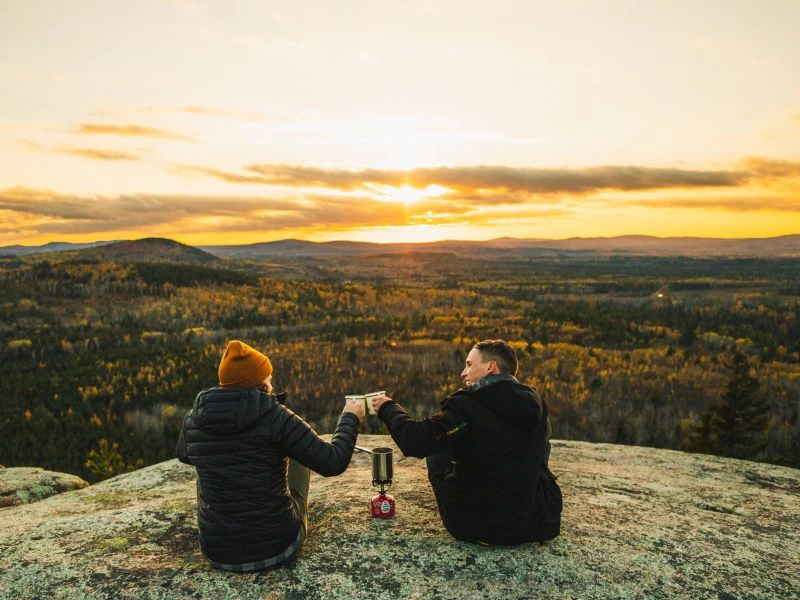 Reisende im Sonnenuntergang auf dem Sussex Bluff Trail Bald Mountain, Kanada
