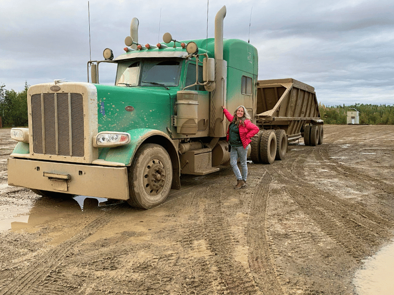 Schwere Trucks auf dem Dalton Highway in Alaska