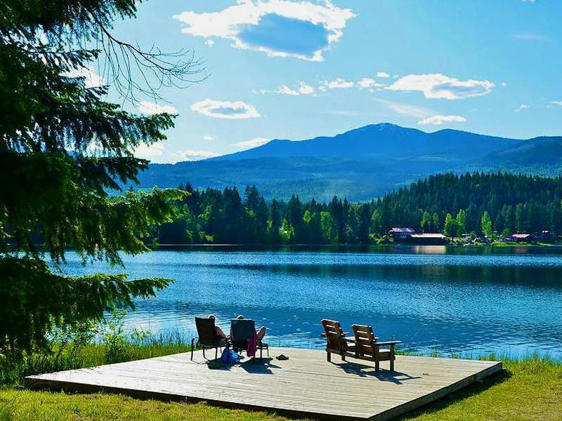 Terrasse am See beim Motel bei Clearwater, Kanada