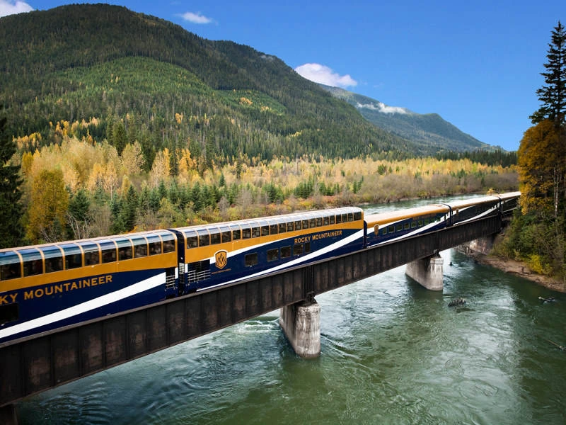 Rocky Mountaineer auf Brücke, Kanada