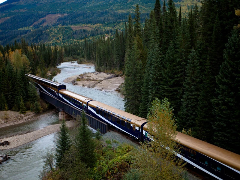 Rocky Mountaineer auf Brücke, Kanada