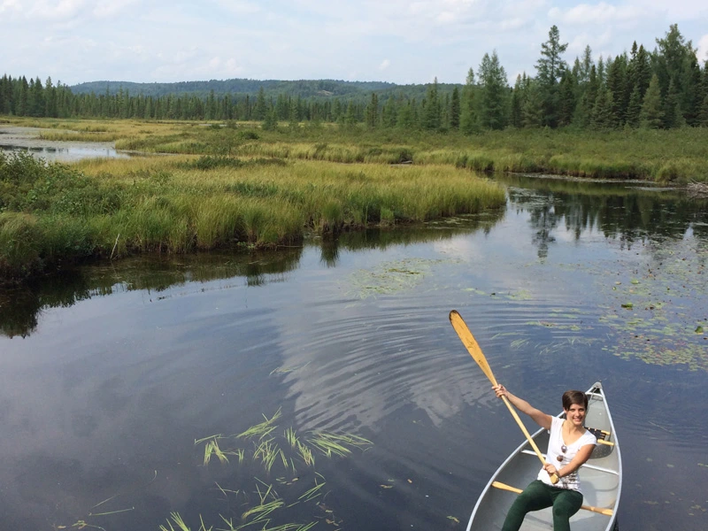 Frau im Kanu im Algonquin Provincial Park, Kanada