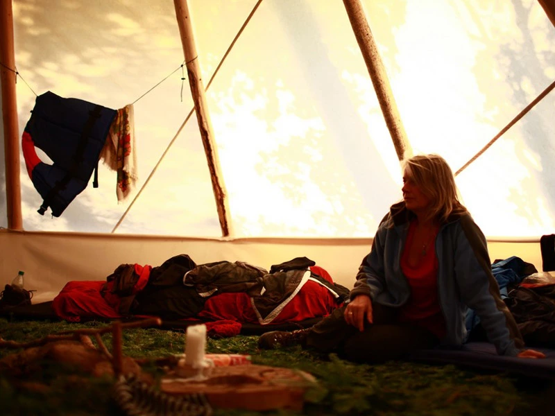 Innenraum der Tipis der Lagerstätte Matakan in Manawan