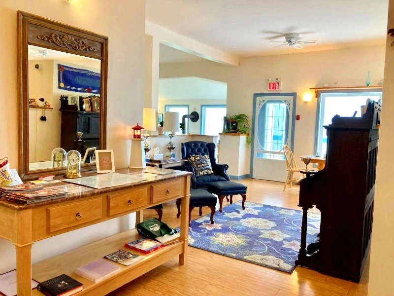 gemütlich eingerichtete Lobby in Ingonish in Kanada