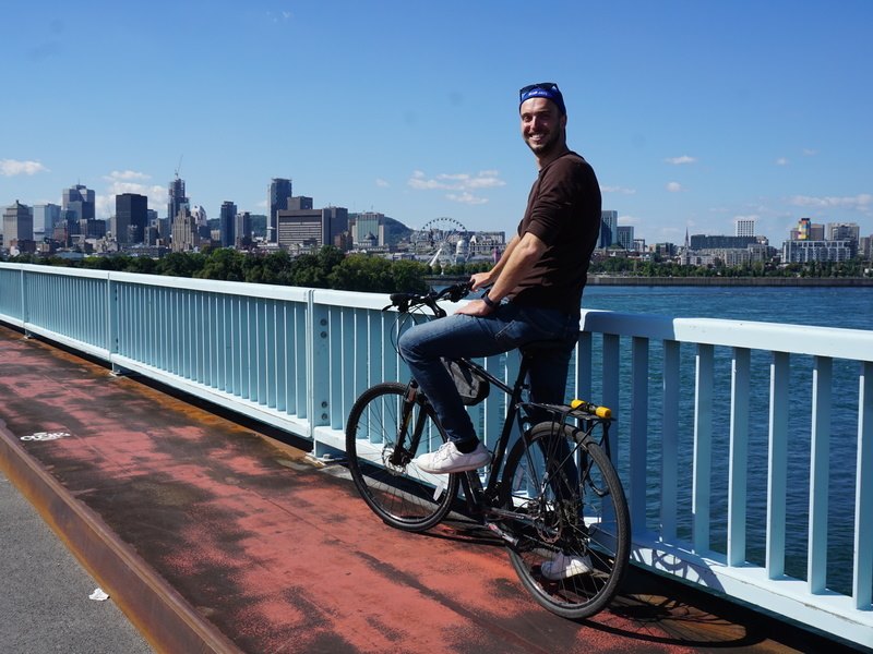 Radfahrer auf einer Brücke mit Aussicht auf Montréal, Kanada