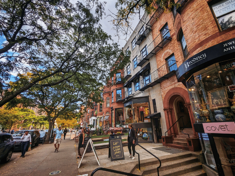 Straße in Boston, mit Geschäften und Gallerien, USA