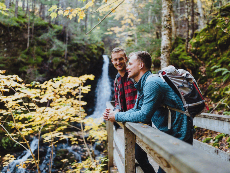 Wanderer vor einem Wasserfall im Fundy Nationalpark in Kanada