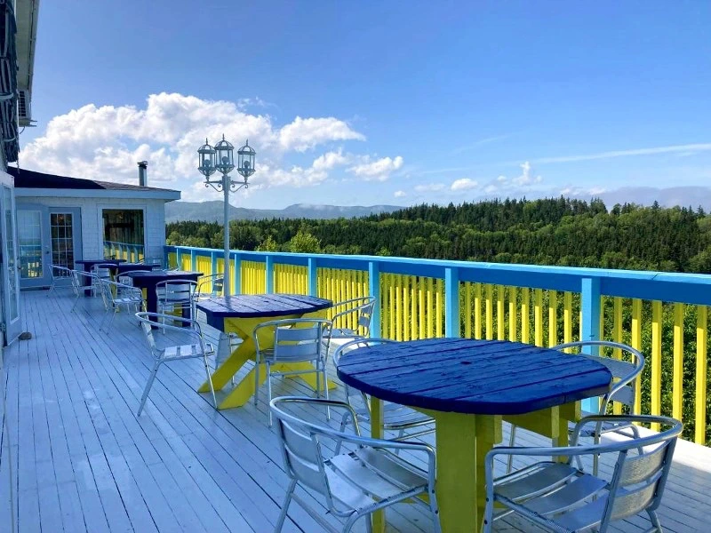 Stühle und Tische auf Terrasse in Ingonish in Kanada