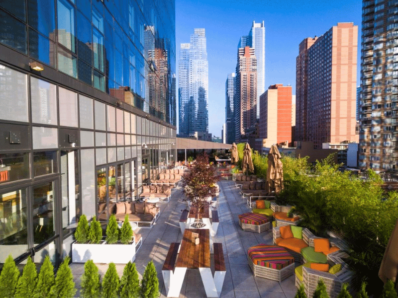 Terrasse und Aussicht auf Hochhäuser in New York