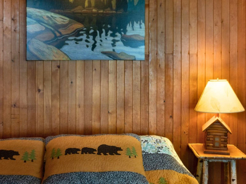 Bett in der Algonquin Park Lodge, Kanada