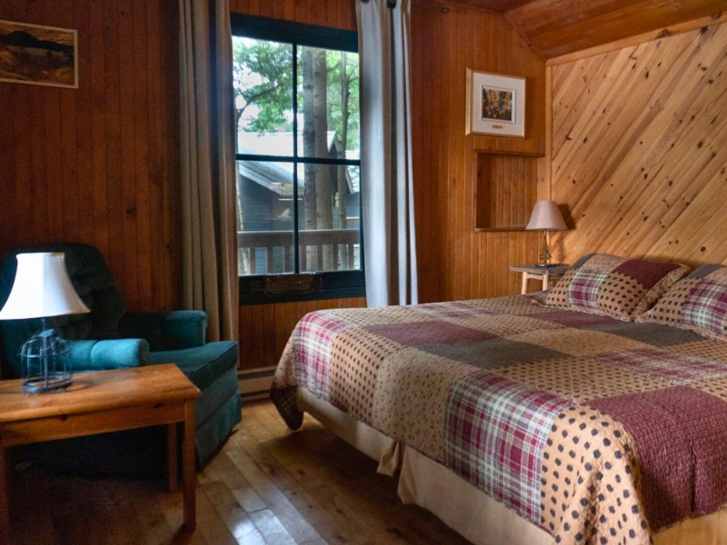 Schlafzimmer in der Algonquin Park Lodge, Kanada