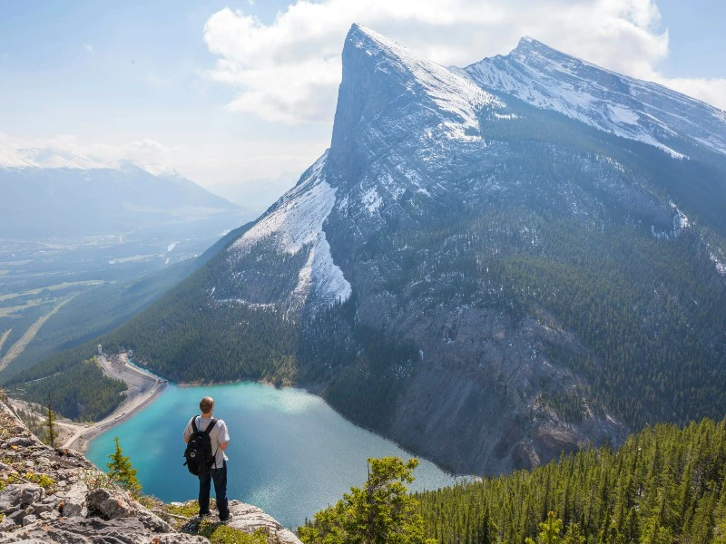 Wandern bei Banff mit Ausblick auf Berge und Seen in Kanada