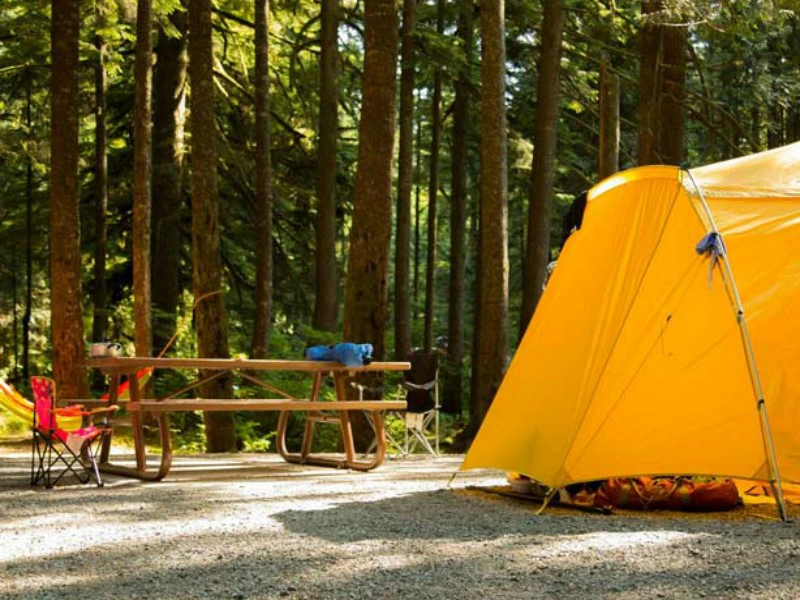 Zelt auf Campingplatz in Kanada