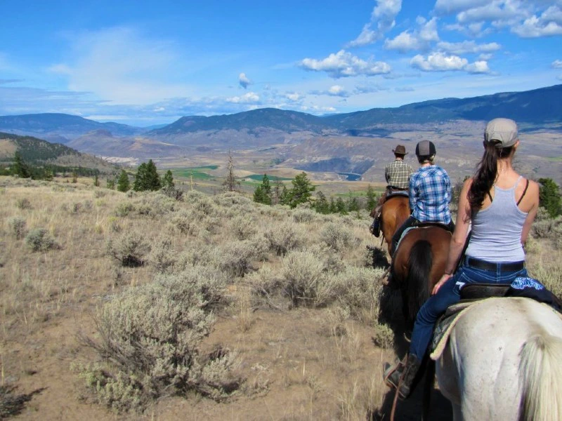 Reittour durch die Prärie bei Cariboo in Kanada