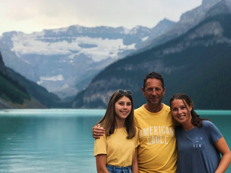 Reisende vorm Lake Louise bei Golden, Kanada