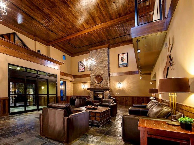 Lobby der Lodge in Golden, Kanada