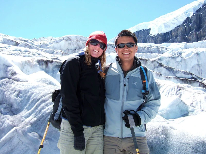 Reisende posieren währen Gletscherwanderung im Icefields-Parkway, Kanada