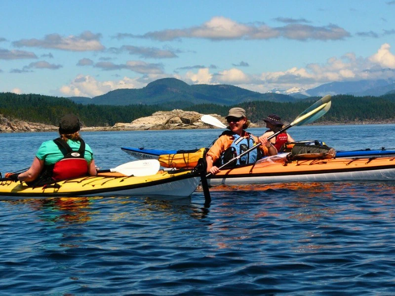 Reisende in Kajaks an der Johnstone Strait bei Vancouver Island, Kanada