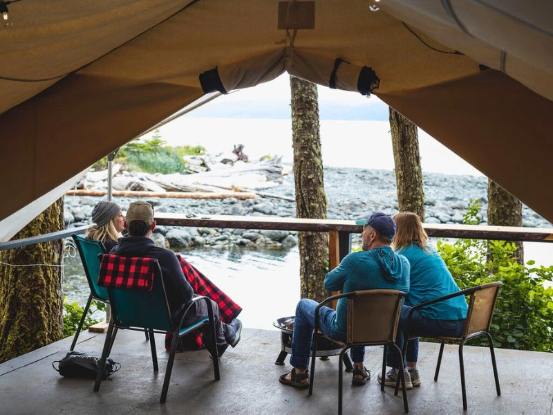 Terrasse mit Ausblick im Orca Camp an der Johnstone Strait, Kanada