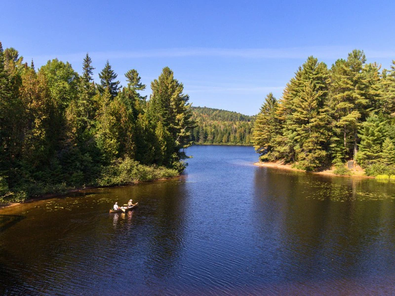 Seen und Wälder im La Mauricie Nationalpark in Kanada