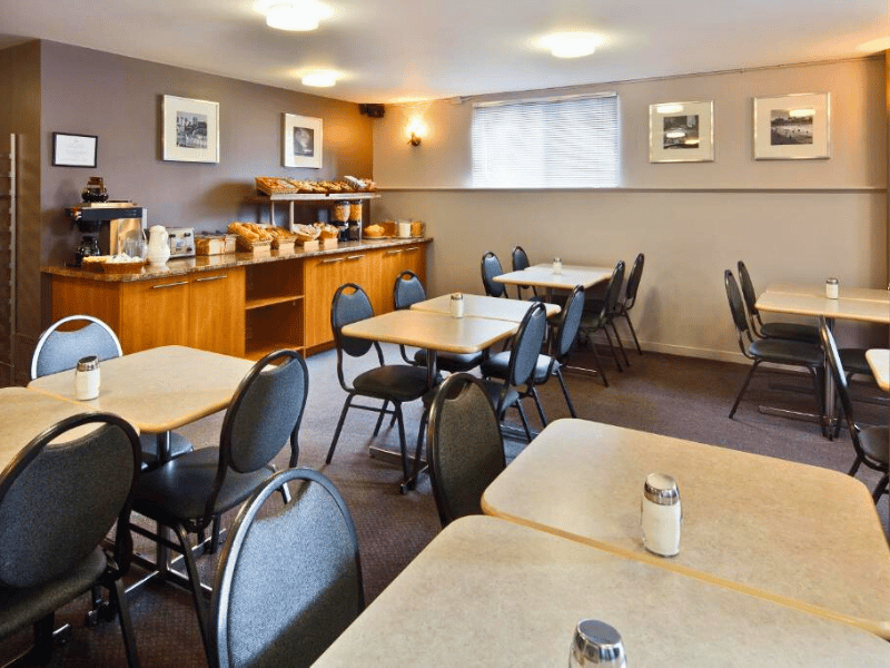 Frühstücksraum in der Budget Unterkunft in Montreal, Kanada